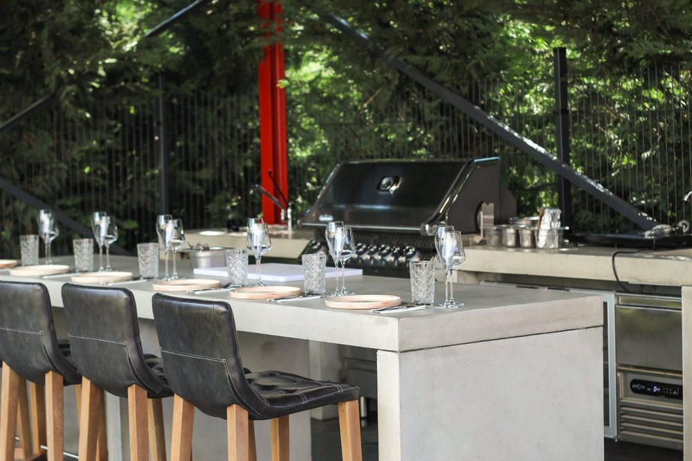 Prestretý pult s barovými stoličkami a grilom v BBQ Corneri
