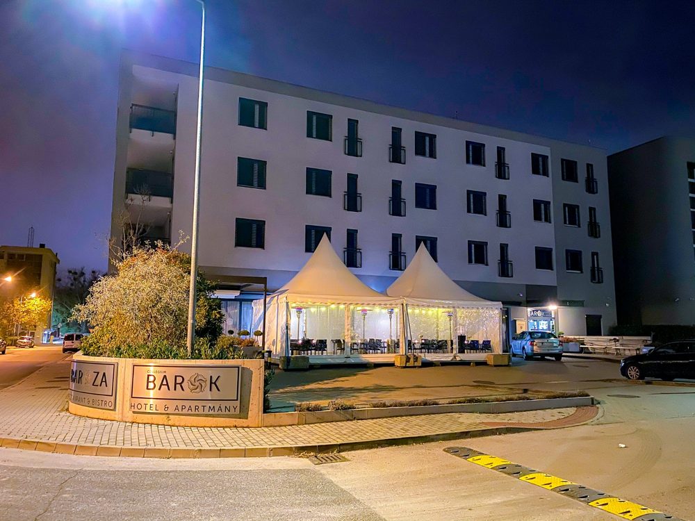 Budova BAROK Hotel a Apartmány večer