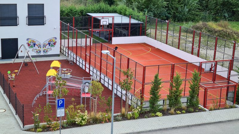 Oplotené športové ihrisko a detské ihrisko pri hoteli, pohľad zhora