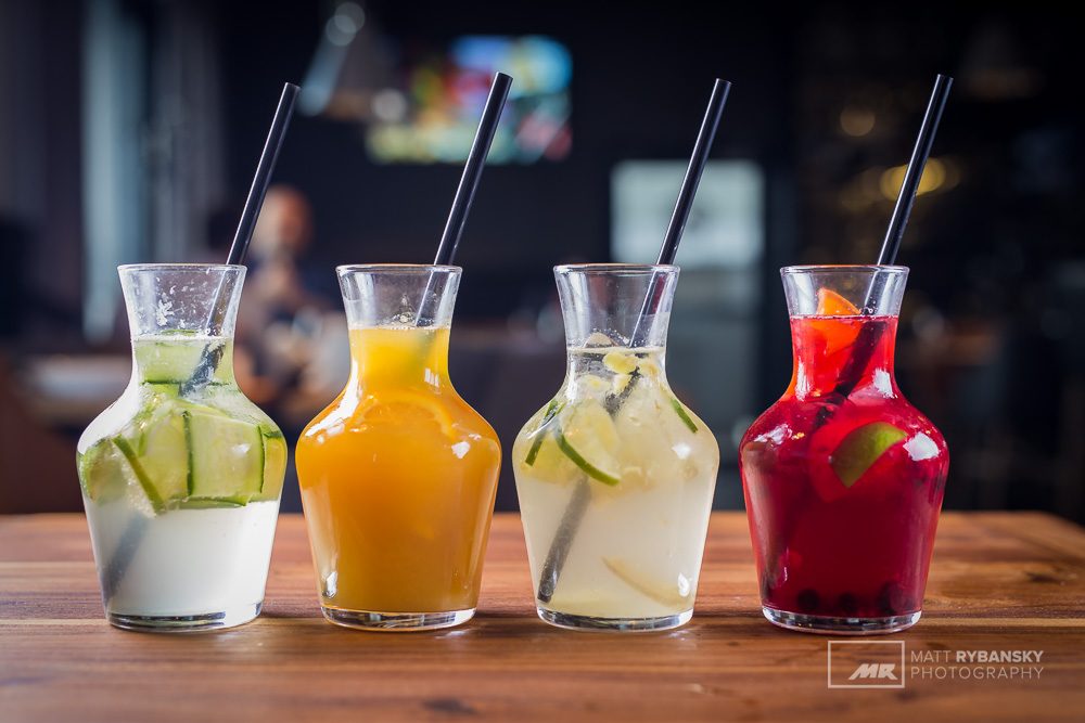 Vier Karaffen mit bunten Limonaden